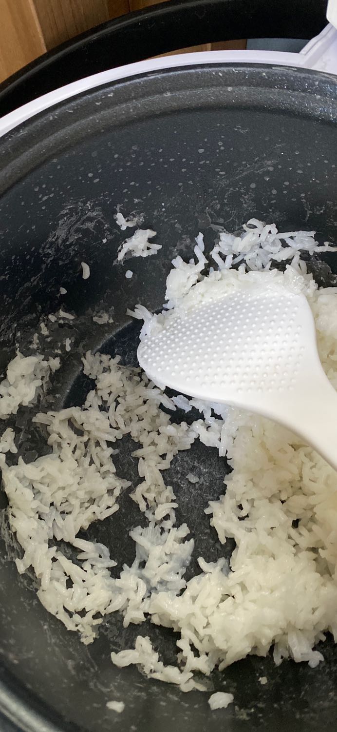 1. Nước trào xuống lòng nồi khi nấu
Mới nhận nồi và nấu cơm lần đầu tiên thì đã bị trào nước ra ngoài và chảy vào lòng nồi, đọng lại cả lớp như hình, dù lượng nước ra khay đựng ít, và mình chỉ nấu 1 cup gạo. Mình đã vệ sinh kỹ và nấu lại, giữ yên nồi, mở nắp thì tiếp tục bị như vậy. Nếu không vệ sinh kỹ sau mỗi lần nấu thì đọng cháy gây lỗi và sau này nói là do KH dùng không cách. Hay là phải dốc ngược nồi hoặc tháo đáy ra vệ sinh sau mỗi lần nấu????

2. Cháy cơm dù không chọn nấu lại
Cơm dính nồi như không phải nồi chống dính và cháy như hình mình gửi.

Mình không chấp nhận chất lượng sp như vậy, rất cần phản hồi từ NSX!!!!