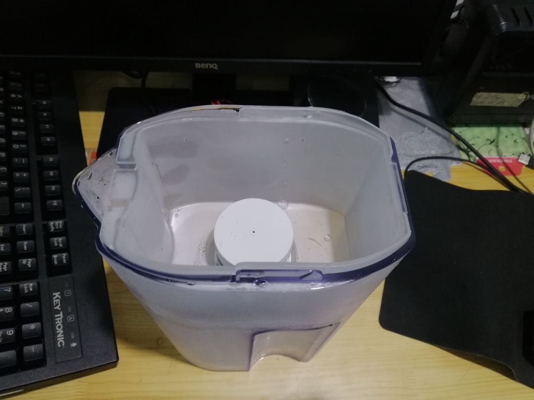 Bình lọc gọn, dễ sử dụng, lọc đầy bình 1.5l phải châm nước 2 lần. Nước lọc ra vẫn còn lờ lợ hơi khó uống, lúc đầu mình cũng xác định loại cầm tay thì cũng không yêu cầu cao, nên lọc nước dùng để pha cafe, pha trà thì ok.