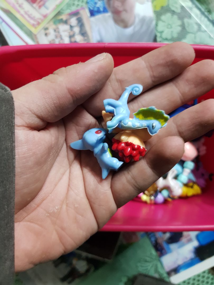 hơi nhỏ màu cũng ok ko trùng con ..