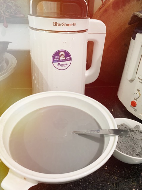 Mới mua trưa nay, đã ngâm đậu sẵn và làm sữa đậu nành mè đen ngay, cảm nhận tại sao nhiều người thích mua máy này đến vậy: 
- Máy xay rất mịn, đồ lọc đi theo máy và lọc cũng rất nhanh!
- Máy không ồn, lâu lâu rồ lên một tí do ở chế độ xay.
- Quên chưa rút điện thì máy vẫn ở chế độ hâm nóng rất tốt.
- Có dụng cụ cọ máy theo sẵn nên vệ sinh máy dễ dàng.
- Sách hướng dẫn chi tiết nên mình làm mẻ đầu tiên dễ dàng và thành công rực rỡ, nên mua nè! 👌👌
- Mình săn seo rẻ nên mua được giá tốt 1,379k cám ơn shop và tiki nhiều! 😁