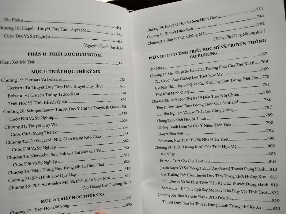Tiki đóng gói kỹ càng, có lót bìa bảo hộ, giao nhanh. Về hai quyển phải nói là rất dày vì bao quát một vấn đề quá lớn và rộng: lịch sử triết học. Mình không phải dân chuyên nên không thể có một đáng giá chuẩn chỉnh chất lượng nội dung sách, ngoài cái tên đảm bảo (phần nào) của cụ Bùi Văn Nam Sơn. Nên chỉ có thể nói về hình thức sản phẩm và dịch vụ Tiki đã làm tốt, mình nhận được sản phẩm như ý vậy. Mình chọn mục lục tập 2 để các bạn tham khảo cách trình bày chủ đề và tiếp cận của sách.
