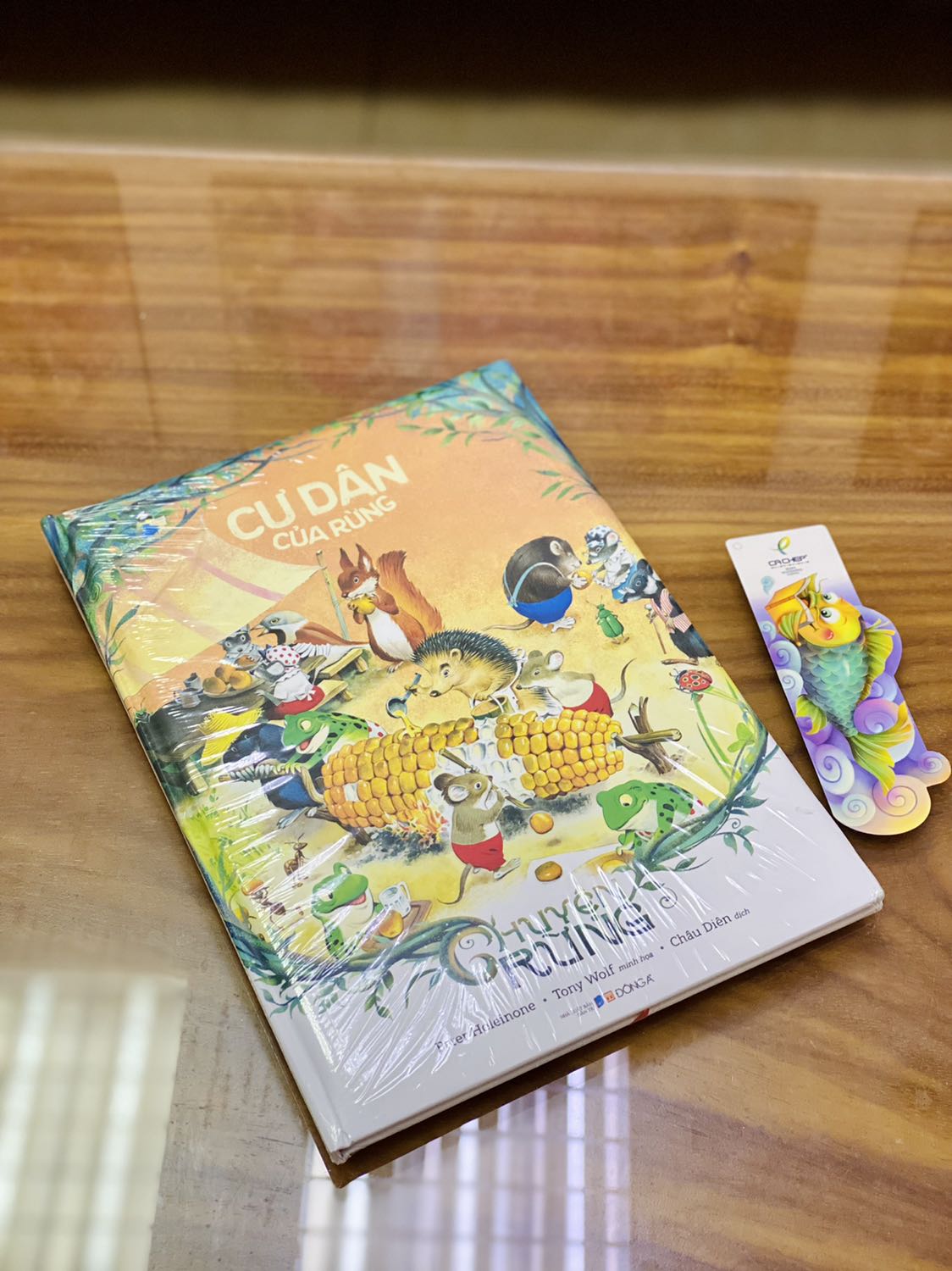 - Lần thứ hai mình nhận sách trực tiếp từ nhà bán Cá chép bookstore và thực sự hài lòng về dịch vụ đóng gói, giao hàng. 
- Sách được bao bọc cẩn thận, có lớp chống sốc và màng co phẳng phiu, có đầy đủ hoá đơn. Sách bìa cứng, khổ to, in màu toàn bộ, hình ảnh minh hoạ sinh động, đáng yêu. Đơn được tặng kèm một bookmark như ảnh. 
- Chất lượng giấy bóng khá tốt. Tuy nhiên trang đầu & trang cuối (dán dính vào bìa sách) có những chỗ dán keo chưa được thẩm mỹ lắm.