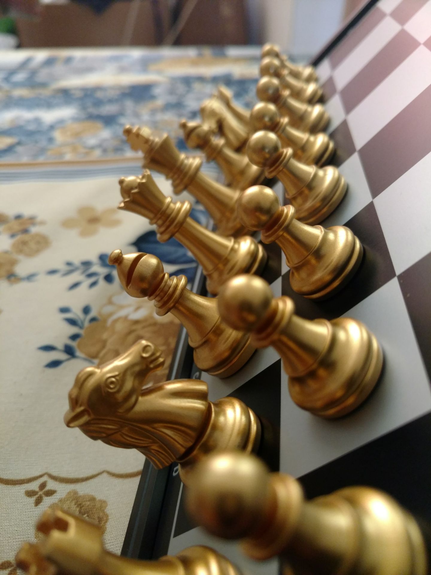 bộ cờ bằng nhựa nhưng nước sơn khá tốt, chi tiết ổn. Quân cờ tuy nhẹ nhưng cầm chắc tay, không thấy rõ mối ghép khuôn nhựa trên quân cờ. Lực hít vừa phải
Viền bàn cờ khá mong manh, cần hạn chế rơi rớt
Quân ngựa trông hơi *** 1 tý :)