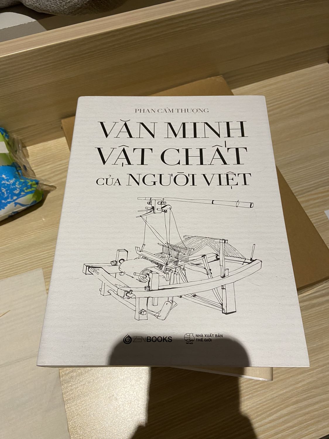Sách được giao tới tay khách hàng mới đẹp nguyên seal, màng nylon… giá mua đúng đợt sale lớn nên rẻ hơn tiki… 

Ngẫm nghĩ riêng chung thì mỗi gia đình Việt người nước Nam nên có 1 quyển sách này trong nhà để lưu lại chút hồn xưa nét cũ, dấu ấn dần dần phai nhạt… một phần vật chất văn hoá đã xa đã xưa trên từng trang ký ức được ghi chép, vẽ lại chi tiết dù không được tỉ mỉ cho lắm… nội dung sách quá lớn, tác giả chỉ vắn tắt được ít lời nơi cửa khẩu của văn minh chứ thật tình chưa vào sâu được biên giới vật chất người Việt… 

Ai ơi lưu giữ sách này,
Để rồi còn có chút say tỉnh đời…
Văn minh vật chất chơi vơi,
Cuốn theo cơn bão tơi bời thời gian…
Có còn sót lại nồng nàn,
Miên man nỗi nhớ nát tan cõi lòng…

Lưu Trọng Nghĩa