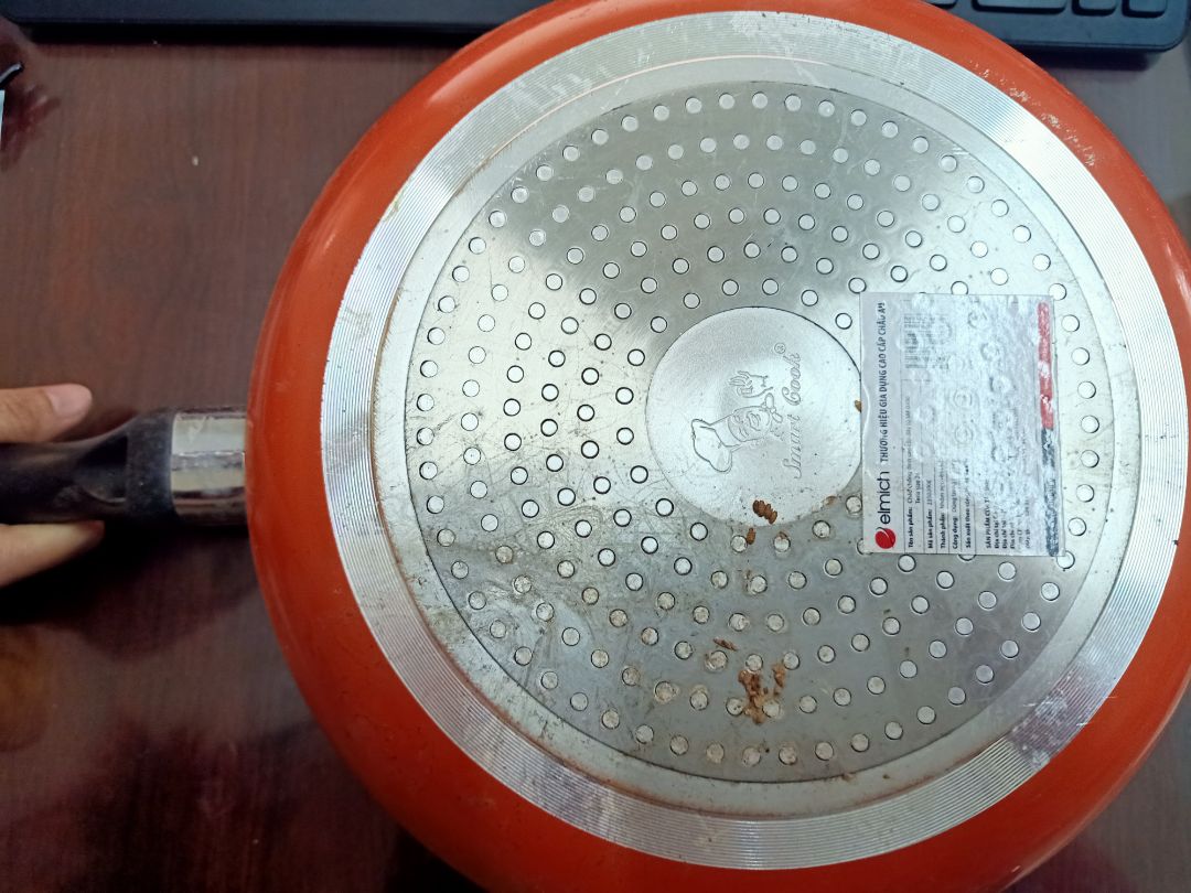 Dù là hàng tồn kho thì trước khi gửi cũng phải vệ sinh 1 chút, sao sản phẩm lại trầy xước nhiều còn bẩn nữa