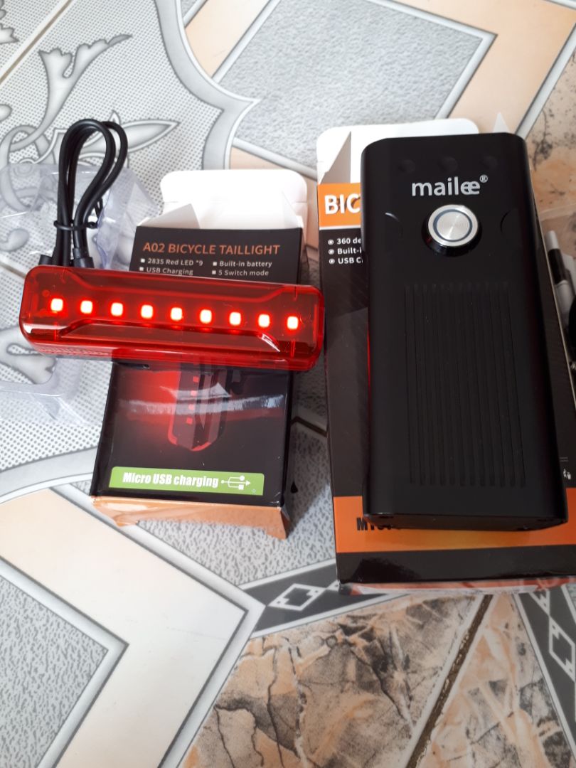 Tiki giao hàng nhanh, Shop đóng gói rất kỹ lưỡng, có chèn bông chống Shock.
Hàng nguyên Seal. Đèn trước NX3 cầm rất chắc tay, Đèn xài 2 Pin 18650 tích hợp rất dể dàng thay Pin sau này hoặc muốn nâng cấp lên Pin 18650 có dung lượng mAh cao hơn, chiếu sáng lâu hơn.
Đèn hậu A02 cũng xài 1 Pin 18650. Đèn hậu xài Đai bằng Silicon mềm như Thun giữ đèn coi bộ không được chắc chắn và bền như Cổ dề nhựa cứng thường dùng.
Chất lượng hoàn thiện nói chung rất Tốt. 5 Sao.
Cảm ơn Tiki và Shop Mailee House.