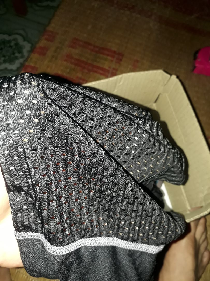 nhận hàng đã sử dụng 1 thời gian cảm thấy rất tốt. quần mặc rất sướng thoải mái, thoáng khí, vải giặt không bị xù. nói chung chất lượng rất ổn so với giá. sản phẩm trong hộp như hình có tặng kèm tất. tiki đóng gói cẩn thận. giao hàng nhanh. nói chung nếu thích sự thoáng mát thoải mái thì mặc cái này là quá tốt.