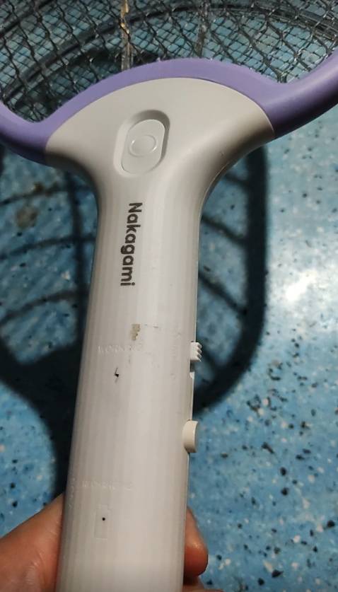 Không biết shop có kiểm tra lại hàng trước khi giao đi hay không. Mà giao về sạc thử 30p rồi mở ra là chập giựt, quơ qua lại nhẹ nhẹ là điện lúc có lúc ko. Lúc sạc đèn hiệu thích thì chuyển xanh, ko thích thì chuyển đỏ. Để qua hôm sau sạc 3 4 tiếng rồi *** lại lần nữa thì xác định là do hệ thống pin bị lỗi, sạc ko vào. Lần đầu mua hàng tiki gặp vấn đề này, hơi thất vọng. Có 140k nên thôi cũng ko tốn công đổi trả làm gì. Giờ khi bắt muỗi phải kẹp thêm cái sạc dự phòng  🤣