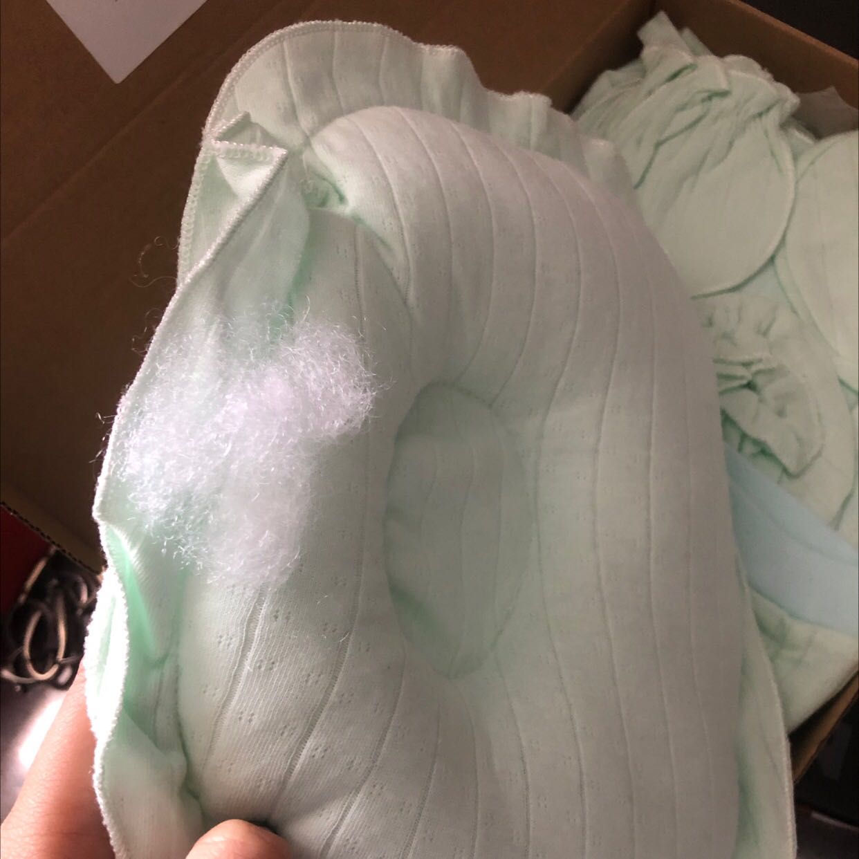 Gối chưa gì bung chỉ lòi cả ruột ra ngoài.