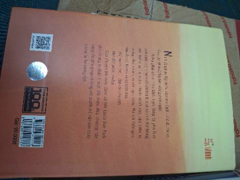 Sách còn thơm mùi mực mới, tuy đã bóc seal