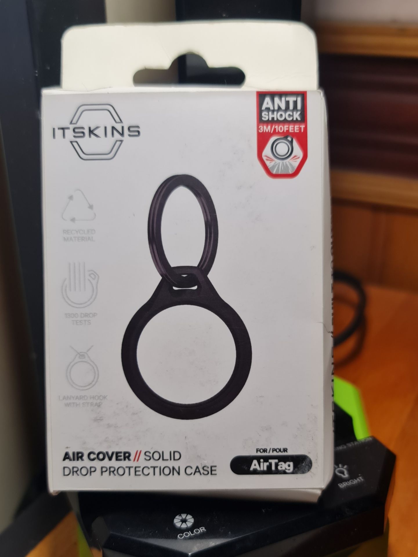 Dây sạc cứng cáp, xịn sò quá luôn, cầm mà chắc nịch. So sánh với cáp 100w của baseus mà thấy to hơn gấp rưỡi.
Quà tặng kèm cũng xịn sò không kém, mới đầu chưa hiểu là gì vì không có airtag.
Vote cho các bạn có nhu cầu tìm 1 dây sạc và truyền tải dữ liệu tốc độ!!