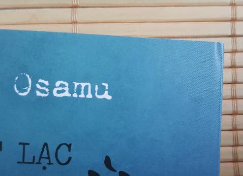 Hàng giao rất nhanh, nay đặt mai giao(đặc sản mỗi lần mua Tiki :v). Nhìn tổng thể thì khá ổn, mình chưa đọc nhưng nội dung có vẻ được đánh giá cao. Chỉ có điều, hàng giao không có bọc bên ngoài làm tớ khá bất ngờ, sách cũng bị hỏng hóc mấy chỗ. Đặc biệt là góc dưới bên trái, nhìn xót cực kì ? Thế thôi, còn lại tớ thấy khá ổn.