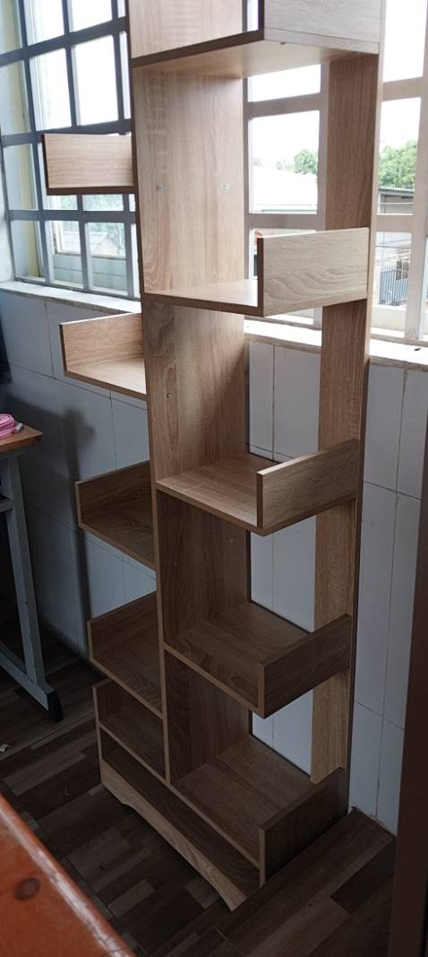 Sản phẩm có 2 ốc  bên dưới  bị lệch không bắt vít được. Nếu 4 chân đều nhau thì sẽ vững chắc hơn  khi để nhiều sách. Sản phẩm bị lắc khi để và lấy sách