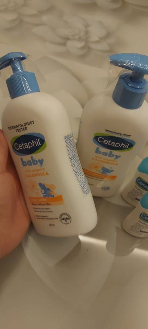 Nhận hàng ưng lắm luôn. Mua ngay đợt có quà tặng còn gì bằng. Chai nhỏ nhỏ xinh xinh tiện khi mang đi du lịch. Lần đầu mua sp này trên Tiki mà hài lòng thật sự.
Bình thường mình mua loại thường k thơm bằng loại hoa cúc hữu cơ này. 
Đóng gói hàng lại quá ok, sp nhận được nguyên vẹn đầy đủ.
Cảm ơn shop rất nhiều!