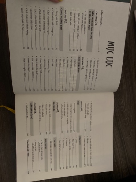 Về hình thức: 
     Vì là sách bìa cứng nên sách khá nặng. 
     Giấy in sạch đẹp, thơm phức. 
     Tiki giao hàng nhanh, bọc bằng bookcare cẩn thận, không bị dập hay móp góc nào. 

Về nội dung:
     Quyển sách này cung cấp những tri thức cơ bản nhất về chiêm tinh học và bản đồ sao. Vì là cơ bản nên dễ hiểu đối với những bạn chưa biết gì. Tuy nhiên nếu bạn đã từng mua quyển chiêm tinh học căn bản rồi thì không nên mua nữa vì nội dung khá giống nhau. Dẫu vậy, nếu đang phân vân quyển này với những quyển căn bản khác thì mình recommend quyển này hơn nhé