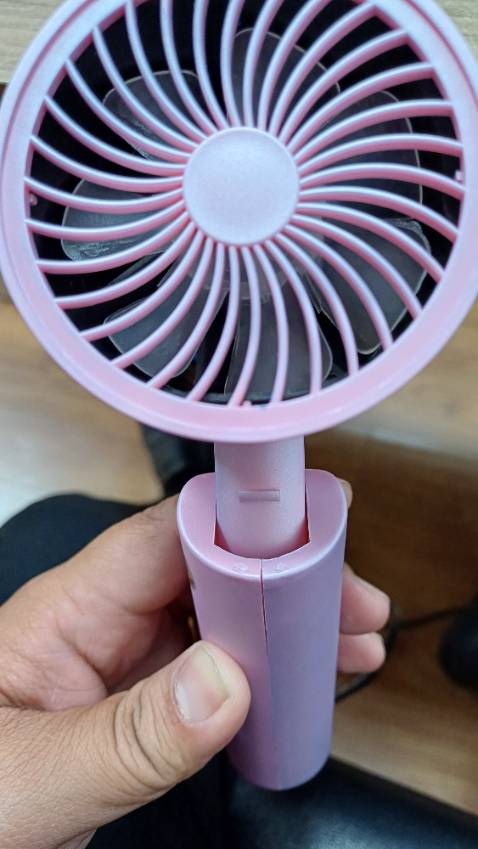 Cầm rất nhẹ tay, chất liệu nhựa có cảm quan không được tốt nhìn nó mỏng manh như nào. Không biết xài được bao lâu.