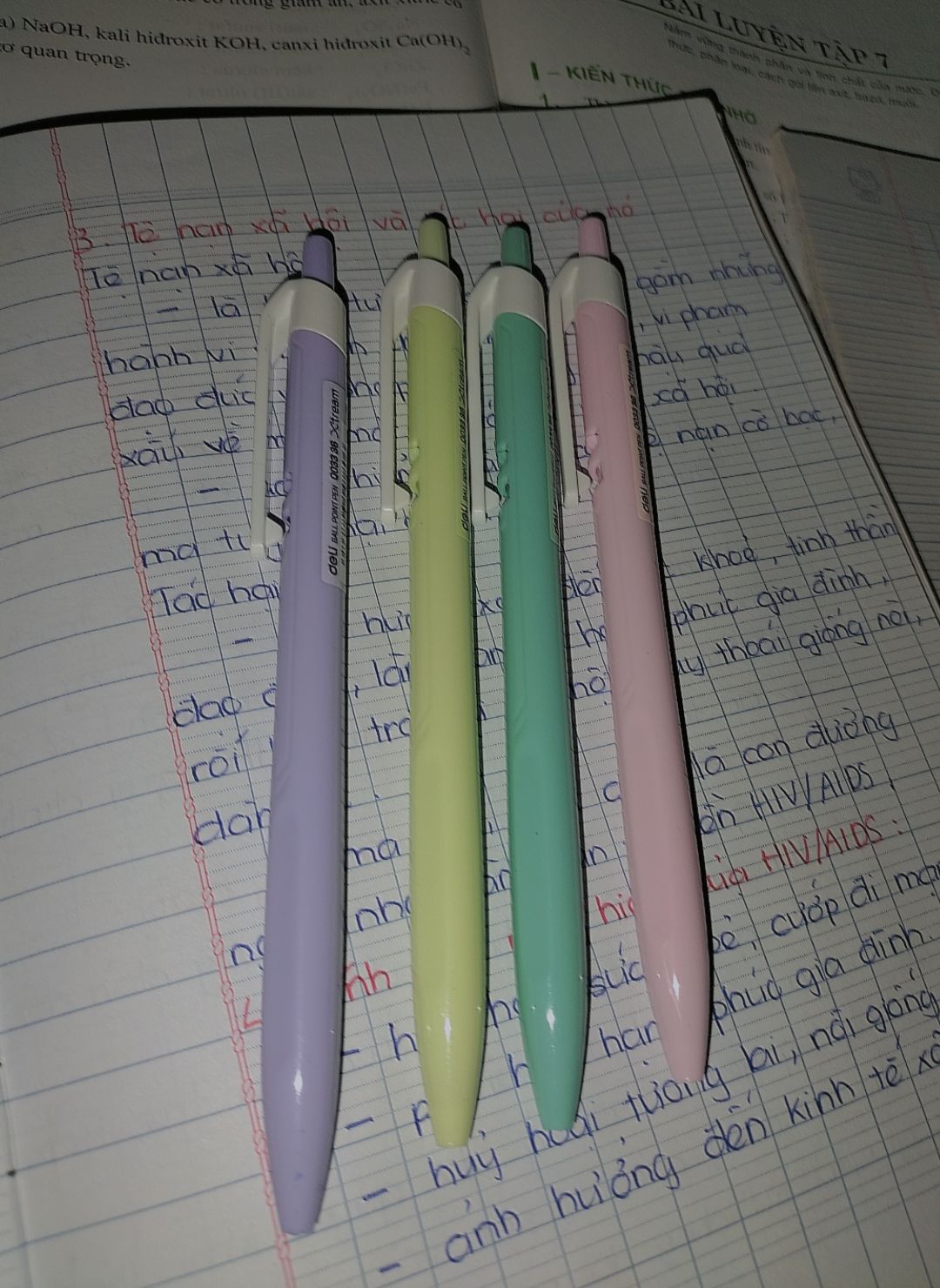 bút viết rất mượt và nét mực to, đều, đẹp lắm ạ. Rất đáng mua🖤