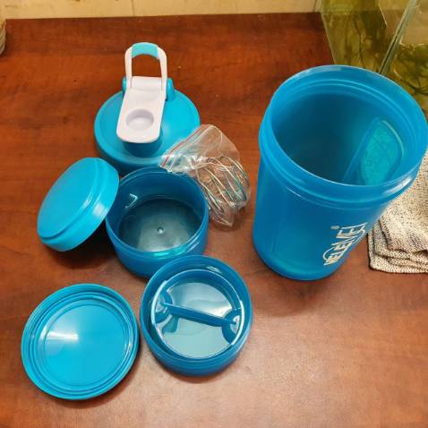 Rất hài lòng , bình lắc nhiều ngăn nên thoải mái đựng whey , thuốc . Chất liệu nhựa tốt không có mùi khó chịu . Nắp đậy chắc không bị rỉ nước ra ngoài . túm váy lại là rất ok