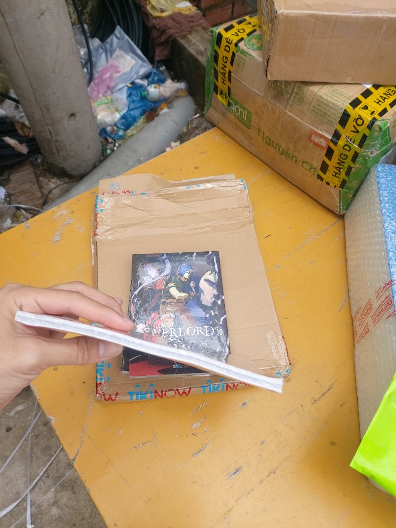 Giao hàng nhanh.
Hộp móp, sản phẩm ko còn nguyên vẹn, bị cong vẹo.