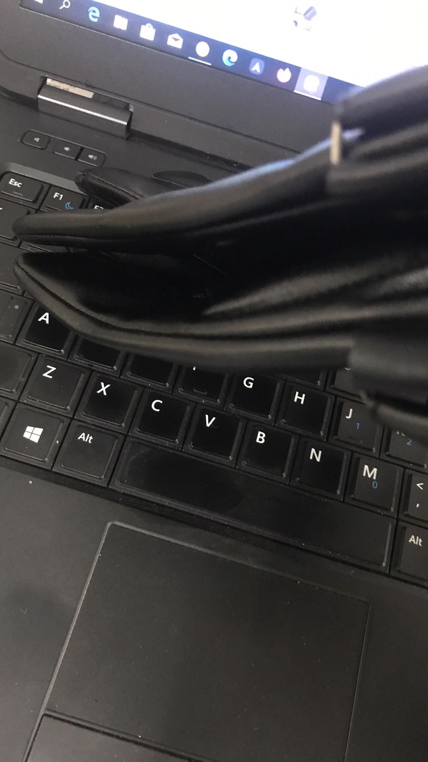 Găng tay quá chất quá đẹp luôn. Da rất mềm và co giãn rất tốt. Đeo ấm thôi rồi luôn. Lớp lông lót bên trong tạo cảm giác ấm mà rất dễ chịu. Cảm ứng điện thoại vuốt vèo vèo không phải nghĩ ngợi luôn. Hàng tốt giao nhanh đanhs giá 5 sao ủng hộ shop.