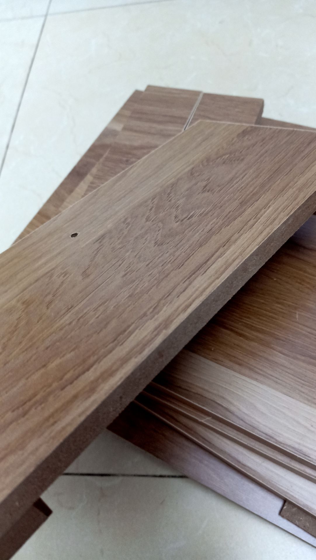 chất liệu gỗ đẹp, nhưng tủ có kích thước khá nhỏ. không giống lắm với mô tả sp trên shop nhưng so với mức giá hơn 100k thì mình thấy ok rồi.