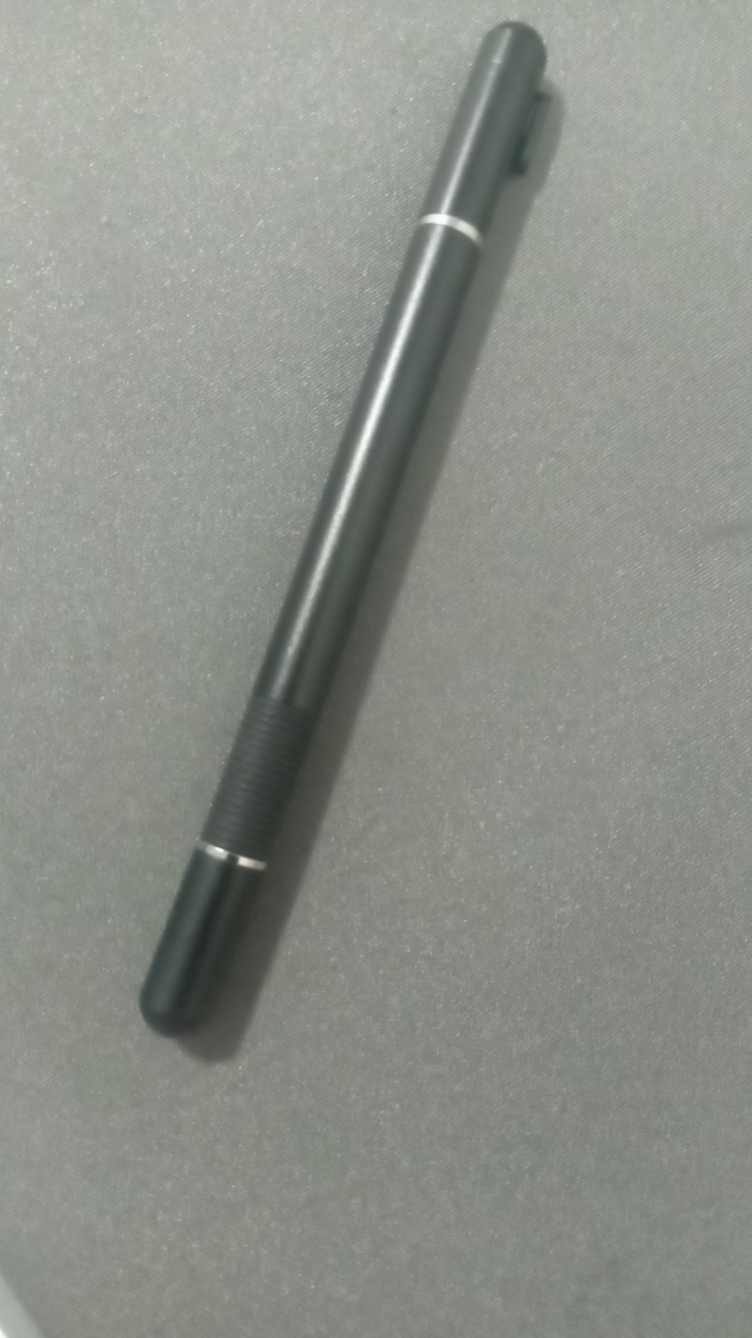 Giao hàng nhanh, đóng gói cẩn thận. Hộp còn 1 ngòi cảm ứng có thể thay thế.
Sử dụng viết vẽ mượt khi brainstorm.
Chỉ có giới hạn tý do miếng nhựa hơi to, không dùng kết nối bluetooth nên nhiều khi viết, vẽ nét nhỏ hơi khó chút. 

Nhìn chung bút dùng tốt, khá ổn trong tầm giá nên vẫn để 5* nhé :)