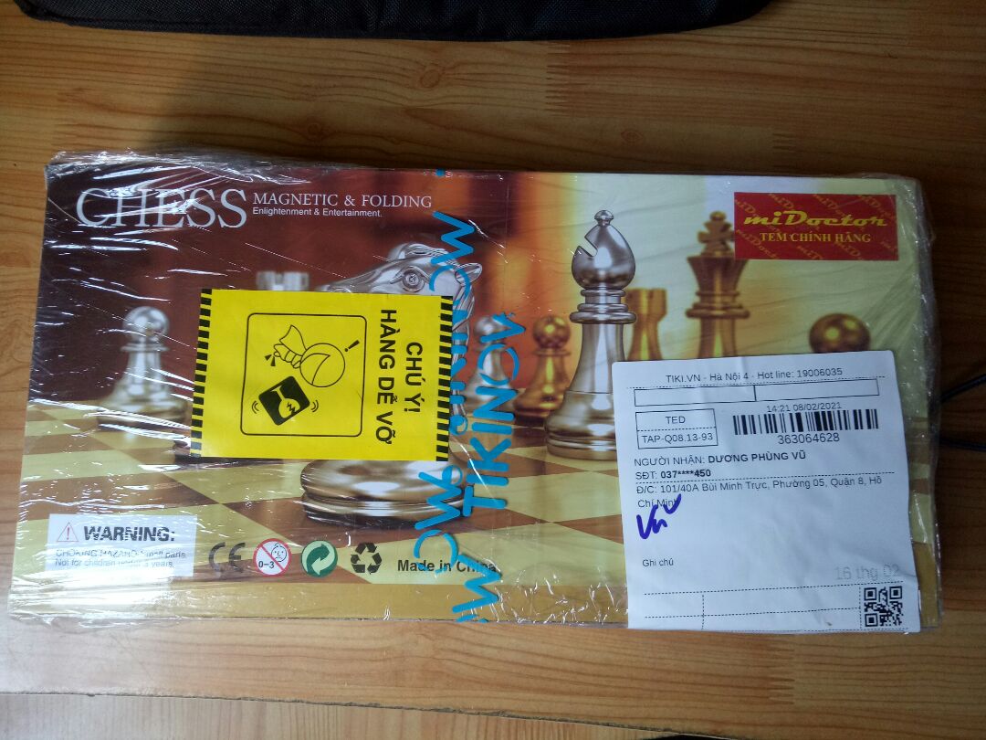 Mình rất hài lòng về sản phẩm của shop
+ đóng gói cẩn thận, có item hàng dễ vỡ, có cả thư cảm ơn
+ quân cờ chi tiết rất tỉ mỉ, mạ sơn đẹp toẹt zờiiii
Điều đáng tiếc duy nhất là bàn cờ có bản lề bằng nhựa (theo mình nó sẽ k bền) nếu thay bằng bản lề kim loại thì tốt hơn. Nhưng thôii, mình ủng hộ shop 5 * nhé ?