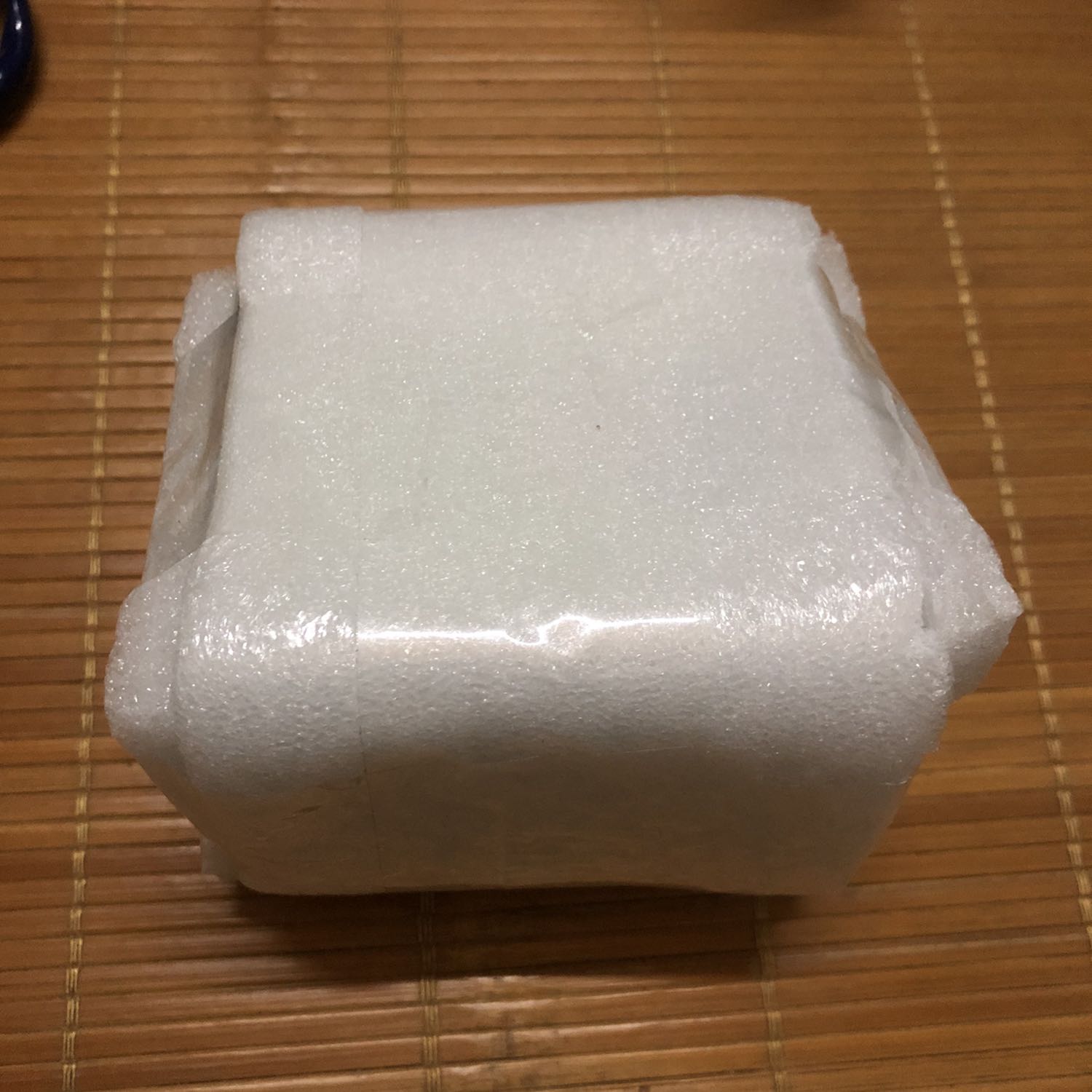 1. Thời gian giao hàng nhanh (trước dự kiến 1 ngày)
2. Hàng được đóng gói cẩn thận (bọc 2 lớp chống sốc)
3. Tuy nhiên vỏ hộp vẫn bị vỡ.
4. Combo full box 3 món: Đèn, Sạc, Dây đeo
5. Trên đèn, sạc có gắn tem