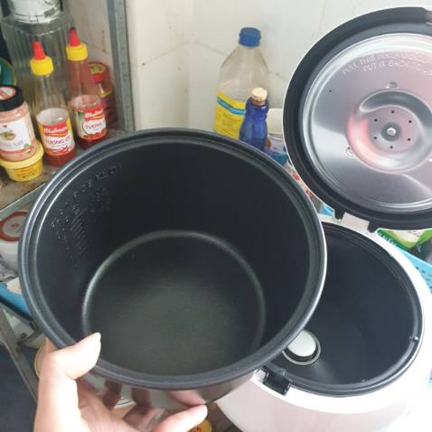 Bao gói siêu chuẩn, dù mắc dịch cả tháng mới nhận đc nhưng giở ra thấy cái nồi cưng xễu xễu, rất gọn. Tuy nồi cá nhân nhưng theo mình thấy dung tích thực tế ăn 5-6 người vẫn ok. Cơm nấu lên tơi xốp và lúc dùng đũa đảo đảo lớp men tốt. Lưu ý các bạn nhớ xem kỹ HDSD nha để khi sử dụng và bảo quản k làm tróc lớp men, như là vo gạo riêng, đừng dùng lòng nồi vo, hạt cơm ma sát nhiều thì nồi xịn cũng sẽ hao, hay khi vệ sinh nồi phải dùng vải lau, đừng dùng chà nhôm là được haha