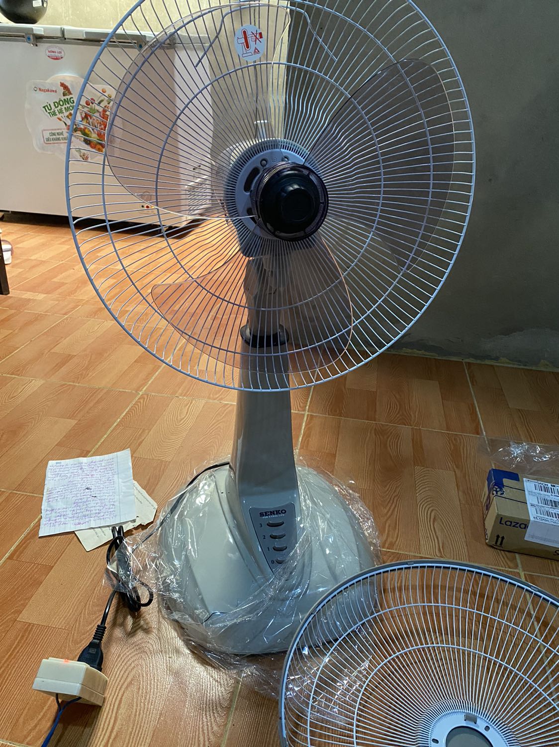 Quạt giao nhanh lắm ạ, nhưng tiếc bị bể ở chân quạt. Quạt êm, mọi thứ khá ổn. Có cái chốt này nó bị lô vặt mãi k vào xát thân quạt đc ạ. Quạt giao nhanh lắm ạ, nhưng tiếc bị bể ở chân quạt. Quạt êm, mọi thứ khá ổn. Có cái chốt này nó bị lô vặt mãi k vào xát thân quạt đc ạ.