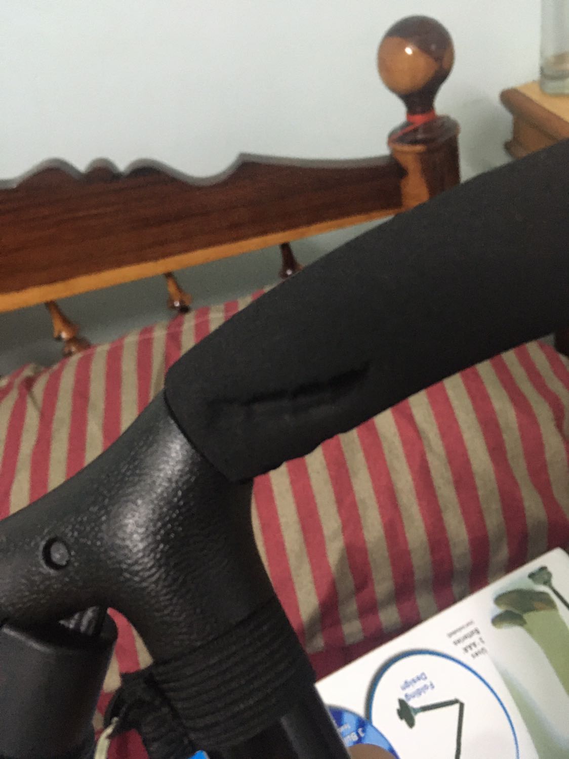 Hàng mới mà đã bị móp miếng tay cầm như vầy. H phải làm sao