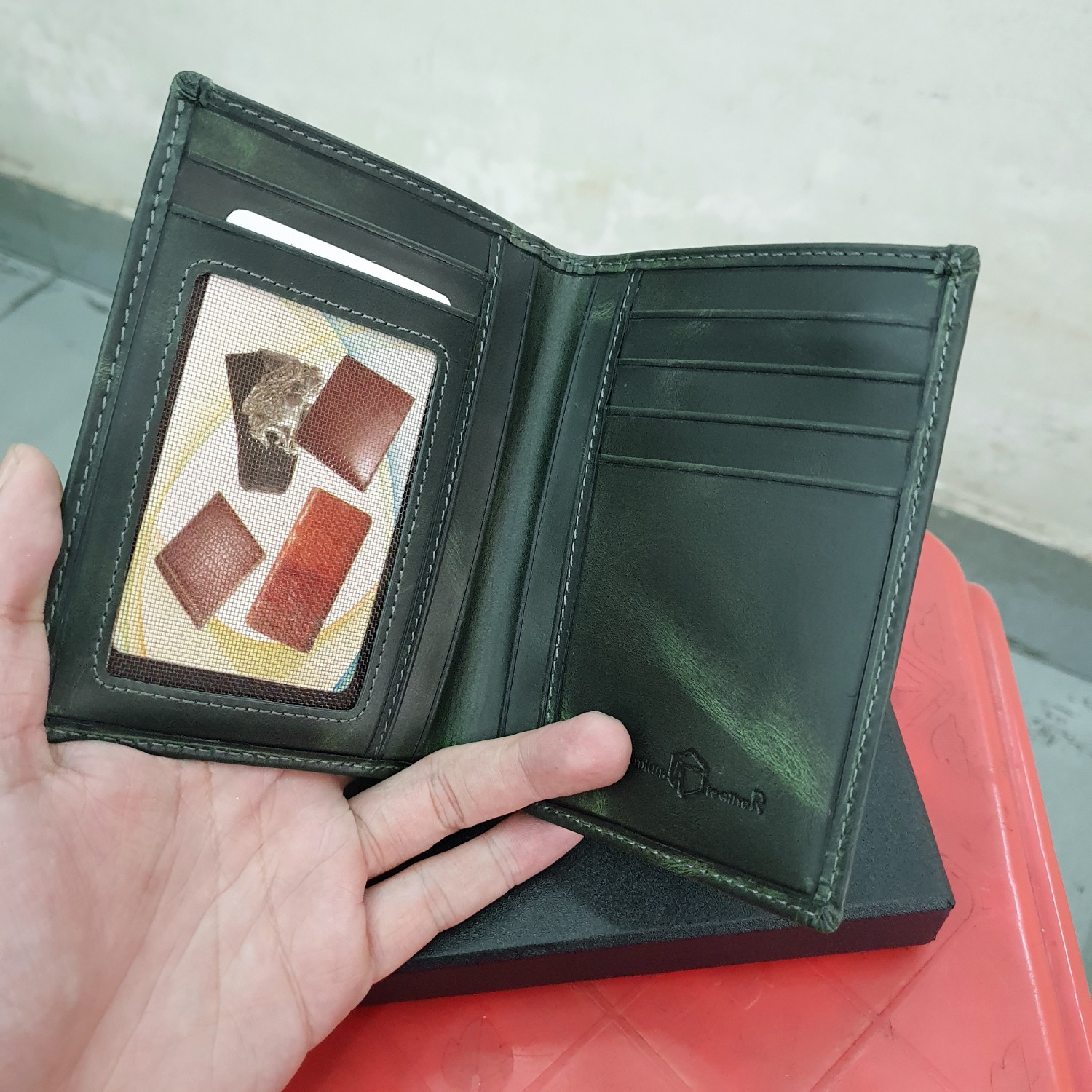 Da dày dặn, mềm mại. Chất da mịn màng, sờ rất thích. Màu xanh rêu lần đầu mua thấy hơi lạ nhưng trông rất cá tính. Da dày dặn, mềm mại. Chất da mịn màng, sờ rất thích. Màu xanh rêu lần đầu mua thấy hơi lạ nhưng trông rất cá tính.