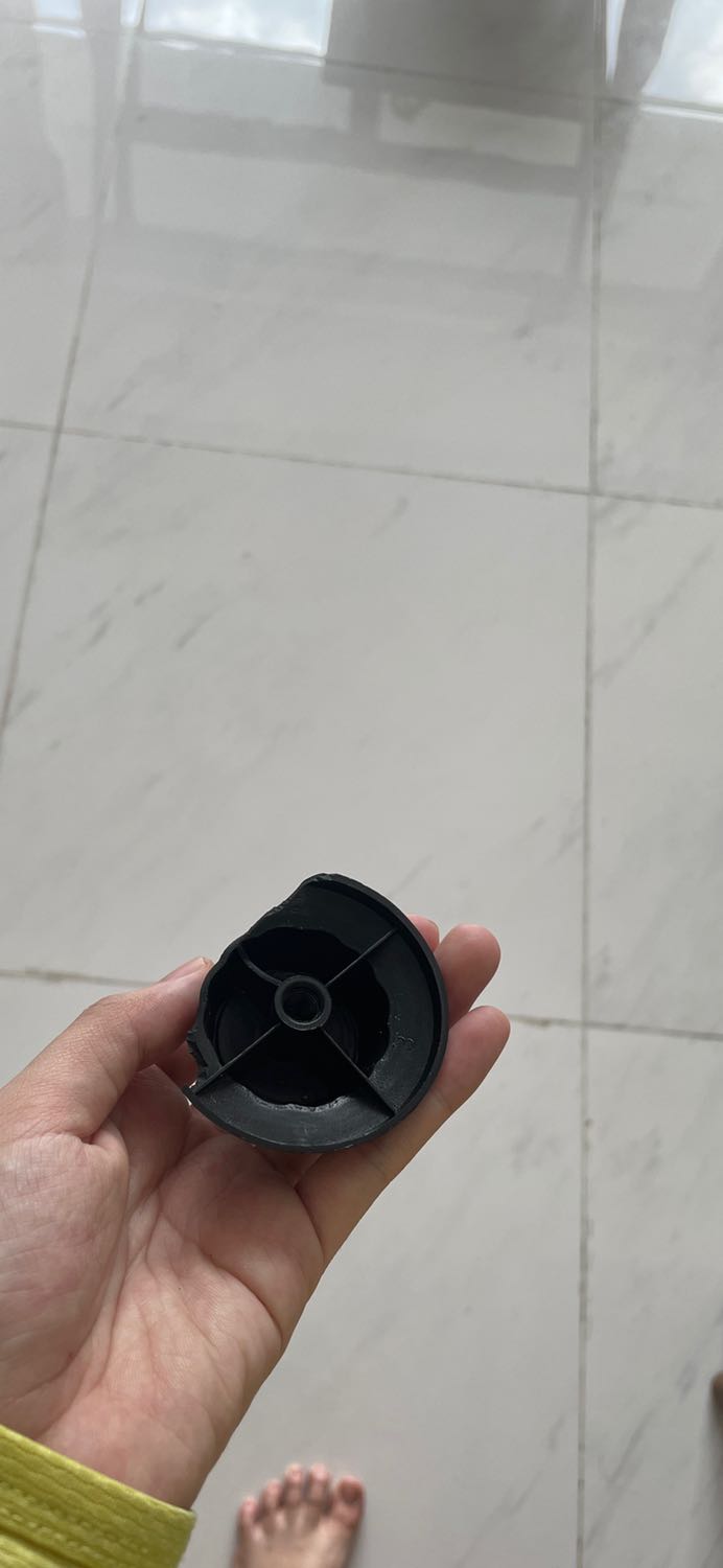 Mình vừa nhận dc quạt. 370k cũng ko ít nên mình rất ghét bị những lỗi nhỏ này. 
Mình đọc bảo hành thì thây dòng chữ nếu hư hỏng do lỗi vận chuyển. Nên mình thông cảm tìm mảnh gãy còn lại. NHƯNG KHÔNG . HOÀN TOÀN KO CÓ MẢNH VỠ NÀO trong kiện hàng. Chứng tỏ người gói hàng làm vỡ hoặc nhà bán hàng làm vỡ nhưng CỐ TÌNH BỎ VÀO LUÔN. Thay vì thế cái khác cho khách. Mình đề nghị tiki hoặc nhà bán gửi lại mình phần lắp còn nguyên vẹn nào