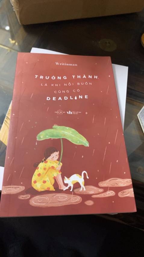 Sự trưởng thành ập đến mà không báo trước, tựa cơn mưa ồ ạt đổ ngang, xối xả ồn ào, mãnh liệt gột trôi mọi nét ngây thơ non nớt của mỗi người. Buộc chúng ta phải mang một chiếc ô nhỏ chống đỡ cơn mưa, mang một cái mũ rộng vành che đi giọt nắng gay gắt. Nhưng dù có che chắn tốt đến đâu, vẫn ướt bởi những giọt mưa, vẫn để lại những vết sạm do nắng đi qua.
Nếu cuộc sống cho bạn mấy “cú vả nhớ đời” làm bạn mất thăng bằng, muốn buông xuôi tất cả và bỏ rơi bản thân mình thì hãy nhớ rằng: Trưởng thành ấy mà, ai cũng giống nhau, đều phải trải qua những ngày mơ hồ về tương lai, những ngày mang trong mình một nỗi buồn.
