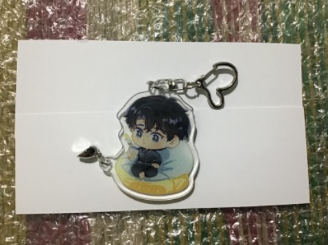 Chưa đọc do thấy mn rì viu hay nên mua dề nma săn hội sách nên siuuuu rẻ luôn. Chưa đọc nma thấy bìa, phototrip với móc khoá siêu cute là thấy ưng r 😍😍😍