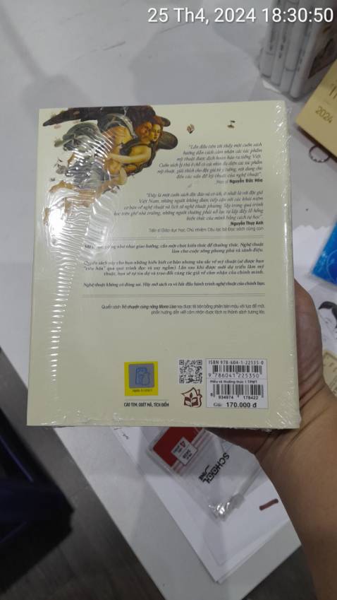 Sách nhỏ hơn so với tưởng tượng của m. Sách đẹp, chuẩn nxb Trẻ. Mình chưa đọc nên chưa nói được về nội dung. Giá sách đắt