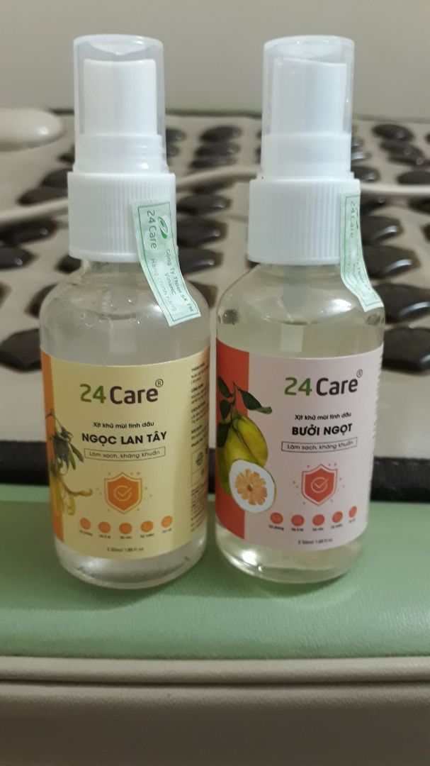 Hai mùi này ngửi cưng xỉu. Mùi bưởi ngọt ngọt, thanh thanh dễ chịu cực kỳ, xịt bất cứ chỗ nào hễ có ai ngửi thấy đều khen thơm. Chai thì xinh xinh nhìn thích ghê