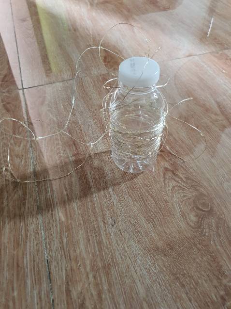 Đèn thiết kế đẹp, khá tiện dùng khi có thể cắm nhiều nguồn khác nhau. Tuy cái của mình giao bị đứt nhưng shop đã tận tình liên hệ để đổi trả