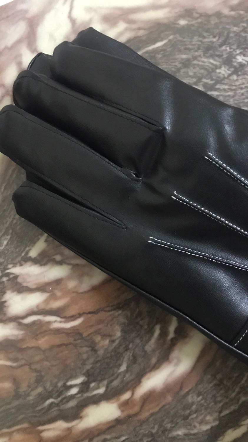 Găng tay da mềm. Bên trong có lớp lót mềm đeo thích ghê. Da chất hàng ok khỏi chê. Hàng mua trên tiki thấy chọn lọc hơn ít lỗi hơn các sàn khác. Càng mua càng thấy tin tưởng hơn. Ah sản phẩm vuốt điện thoại cảm ứng quá nuột luôn nữa ấy. Sẽ tiếp tục ủng hộ shop nếu có nhu cầu. Cảm ơn shop