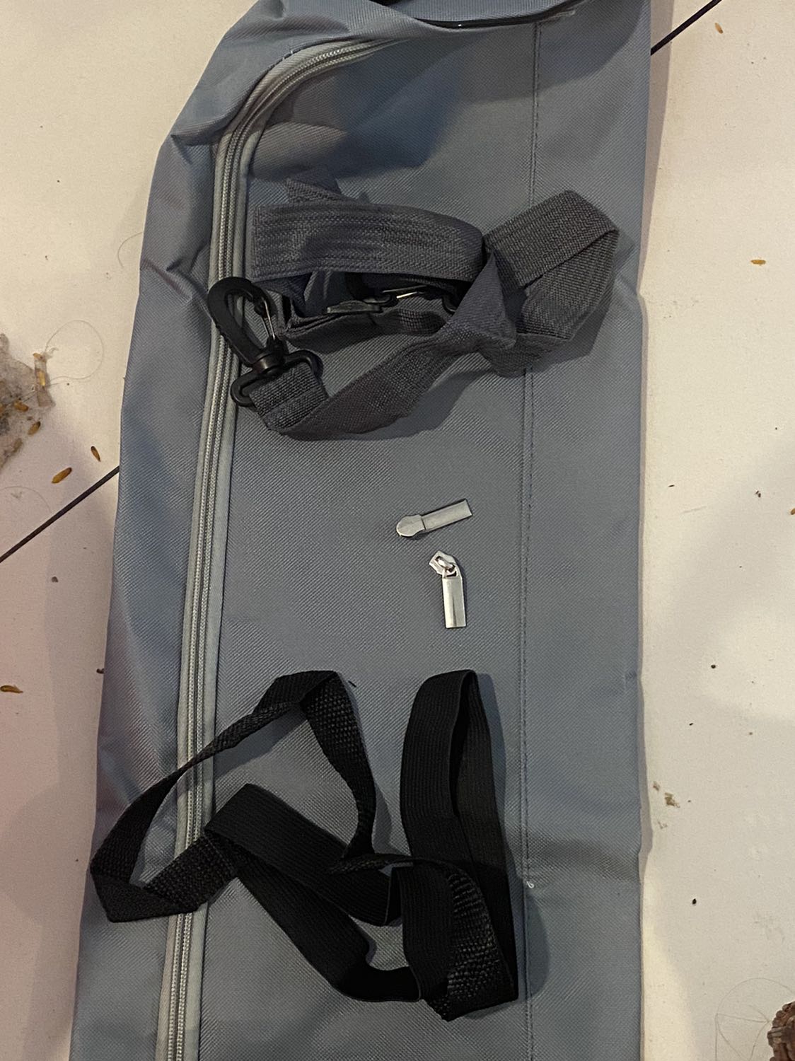 Hàng mua về chưa dùng , vừa mới khui trong hộp ra , đã bị rớt hai dây kéo ra ngoài, sút chỉ đường may