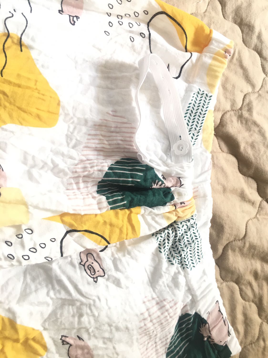 Màu sắc đẹp, vải mặc mát, áo có nút mở cho bé bú, quần có thể điều chỉnh được. Rất hài lòng! Màu sắc đẹp, vải mặc mát, áo có nút mở cho bé bú, quần có thể điều chỉnh được. Rất hài lòng!