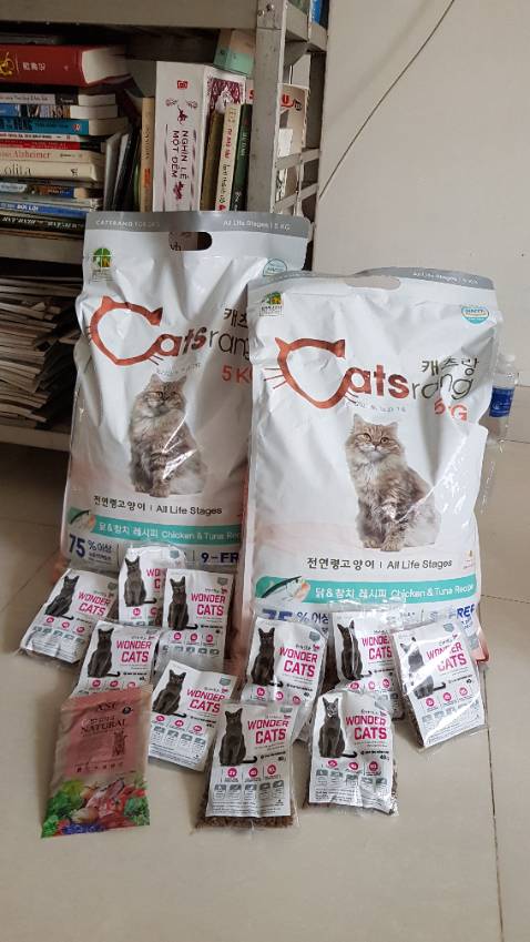 Hàng giao sớm 1 ngày.Anh shipper vui, thân thiện.
Gói thức ăn 2×5kg được đóng gói cẩn thận, an toàn.Có nhiều quà tặng kèm theo. Hôm nay mình mới khui hàng,thấy date còn xa. Mình rất hài lòng. Cảm ơn shop.