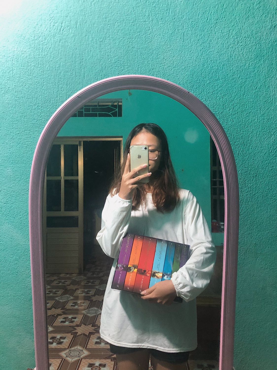 Giao hàng khá nhanh. Từ hôm đặt tới hôm mình nhận được là khoảng một tuần thôi, mà mình còn ở ngoại tỉnh nữa. Lúc nhận được thì box có bị móp một chút, may là bên trong không sao. Sách đẹp lắm luôn á mọi người. Bìa mịn như nhung luôn nên mình cứ cầm hoài =)) Bạn nào còn đắn đo thì nên chờ sale xuống khoảng 800k rồi mua luôn đii