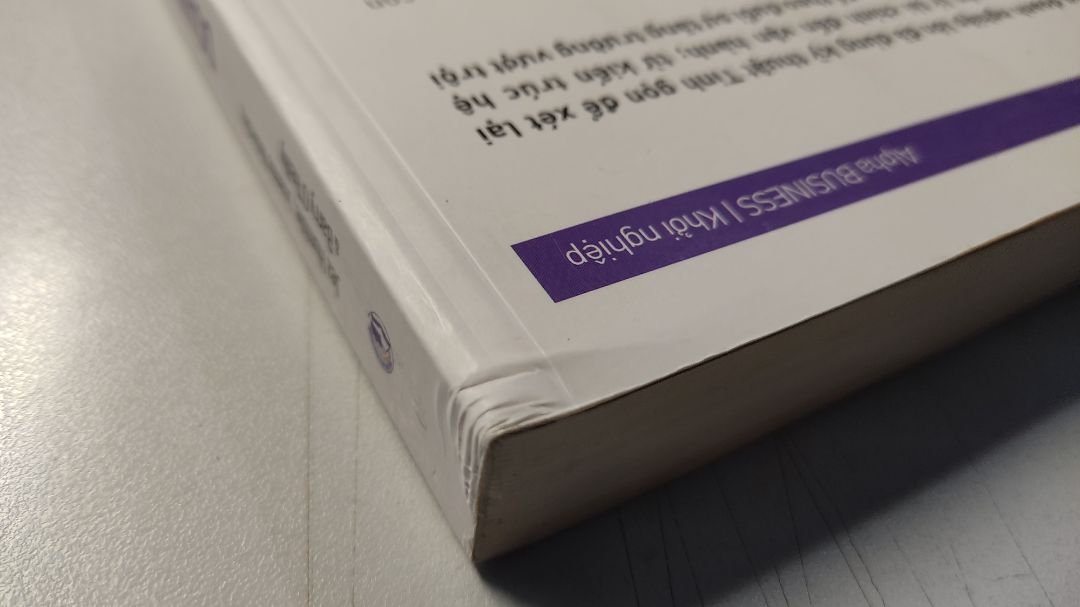 chất lượng sách tuyệt vời, góc cạnh sách bị nhúm lại có thể do bị rơi rớt