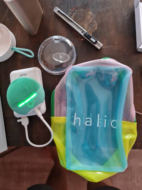 Máy nhìn ổn áp, rung mạnh, mua hàng chính hãng vừa giảm giá mà có quà tặng kèm nữa. Xài thử thấy sạch, phù hợp với da nhạy cảm như mình. Xài thời gian nữa rồi đánh giá thêm