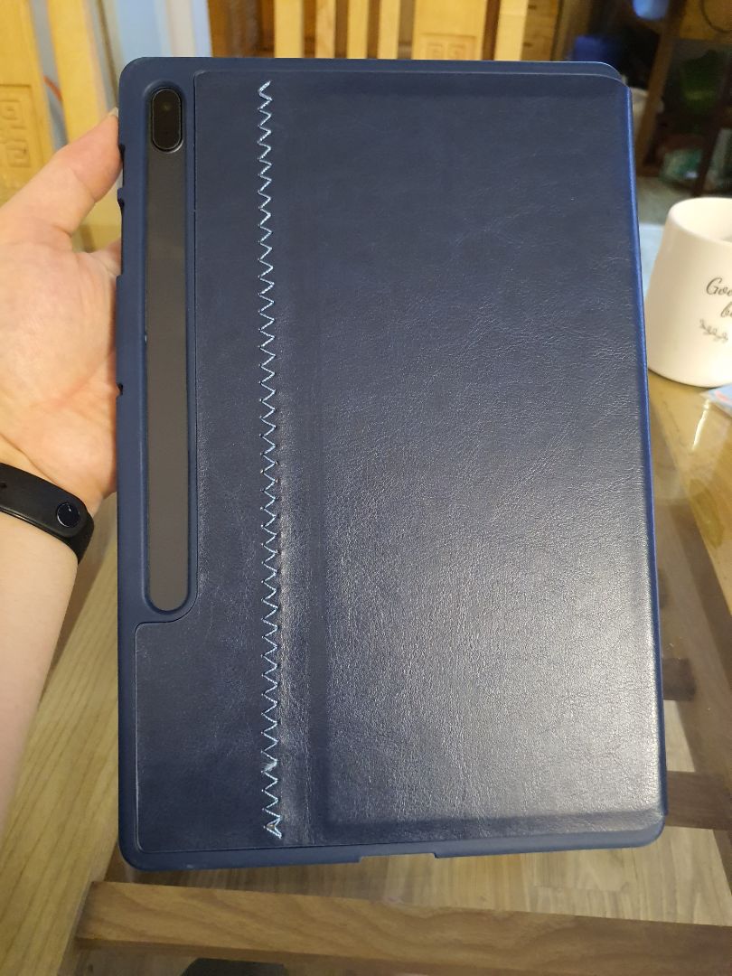 Hoàn thiện khá tốt, ok trong tầm giá.
Chất liệu ok.
Điểm trừ cho cái bao da của mình là có một vết nhựa dính vào ở mặt trong phía sau.
Không ưng lắm cái vỏ hộp, vì nó bị gãy, cảm giác như hàng để kho lâu, không được bảo vệ tốt lắm.  
Lưu ý khi dùng kiểu bao da này là không gắn bút được ở cạnh bên, nên khi để nằm tab sẽ để bút lung tung. Bút chỉ gắn ở phía sau camera, không có gì cố định, nên khi cho vào balo dễ rơi ra, dễ quên khi mang đi.