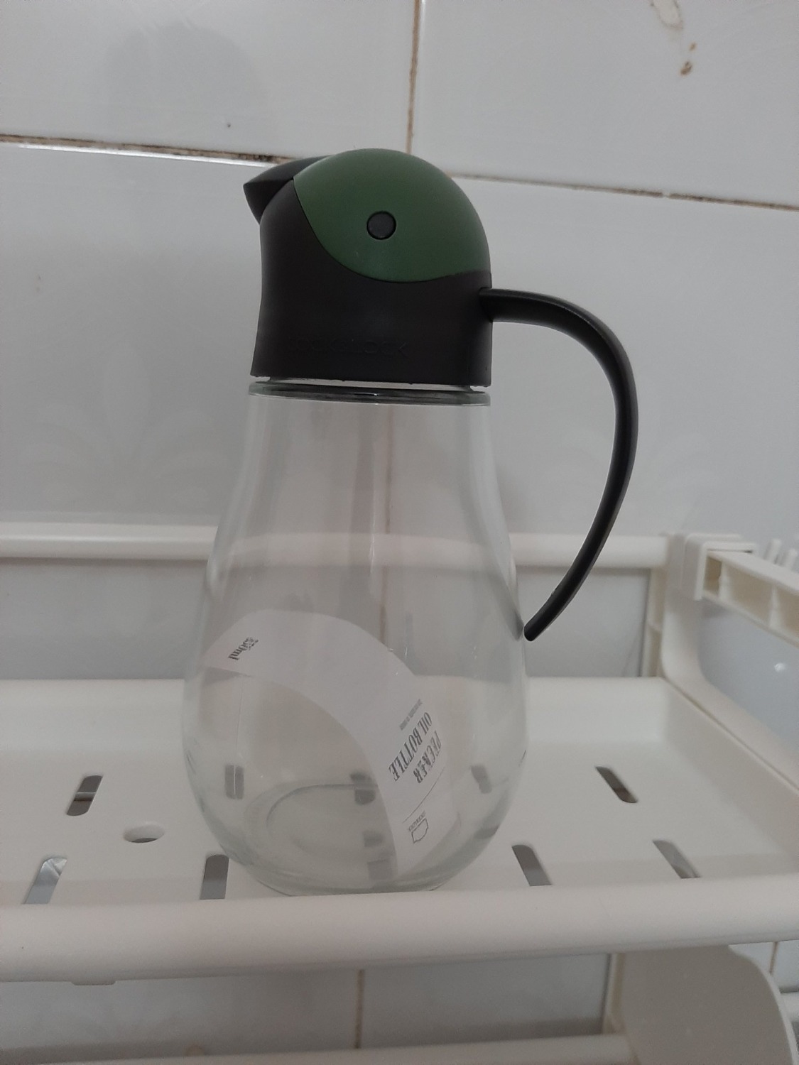 Bình kiểu dáng nhìn xinh, đựng dầu rất vệ sinh, rót dầu ko cần dùng tay mở nắp mà dầu cũng ko bị dính lại ở miệng bình, rất tiện và sạch sẽ.
Đã mua thêm một bình khác để đựng nước nắm.
Hài lòng