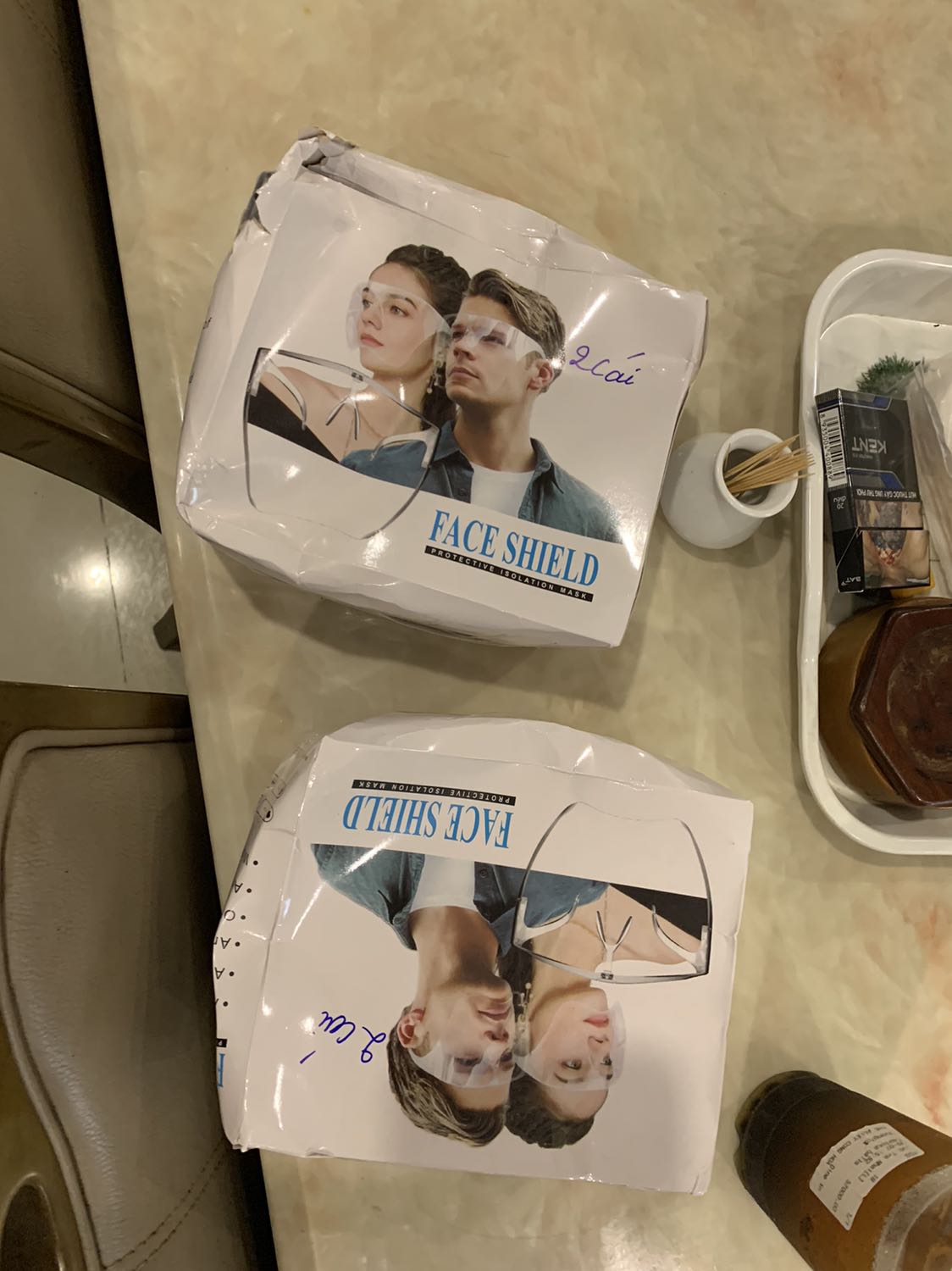 Bao bi thi mop meo'. Giao hang thi thieu mat 4 cap gong deo tren lo tai! Da vay con bat buoc phai charge tien ship! Qua bullshit!