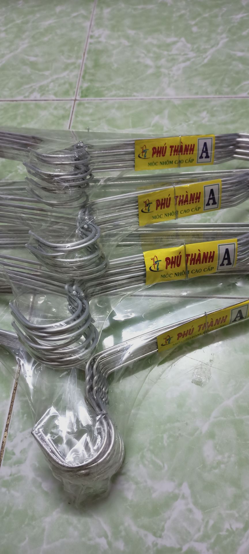 rất hài lòng sản phẩm phù hợp với giá tiền ,phù hợp với các loại quần áo mỏng nhẹ ok với áo cổ rộng vì 2 đầu bẻ cong nên không sợ rơi,móc gọng nhỏ treo tủ quần áo đỡ bị chiếm diện tích,phù hợp với mình