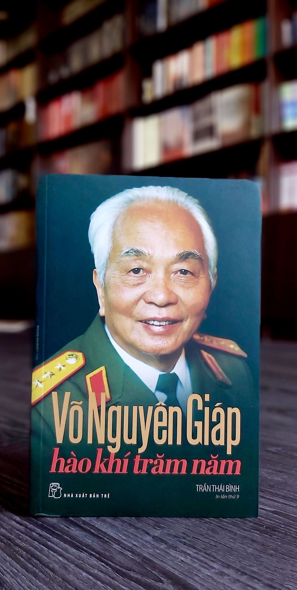 "Theo trình tự thời gian biên niên, trên phạm vi bao quát và phong phú của tư liệu về một nhân vật đến giờ vẫn hấp dẫn - Đại tướng Võ Nguyên Giáp - người đọc sẽ được tiếp cận với một nhân vật lịch sử lỗi lạc đã được thế giới mệnh danh là "Người chuyển dịch dòng chảy lịch sử" trong thế kỷ XX, "một trong những thiên tài lớn nhất của mọi thời đại". Qua 100 để mục và những hình ảnh tư liệu quý giá khắc họa hành trình cuộc đời của Đại tướng, người đọc có thể thấy được lịch sử của nước Việt Nam hiện đại qua chân dung một con người đã tỏa bóng lên cả hai thế kỷ."